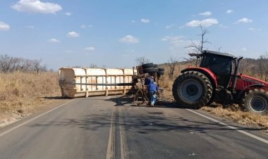 Veículos  tombam na MG-410 em Presidente Olegário; carga de fertilizante se espalha na pista
