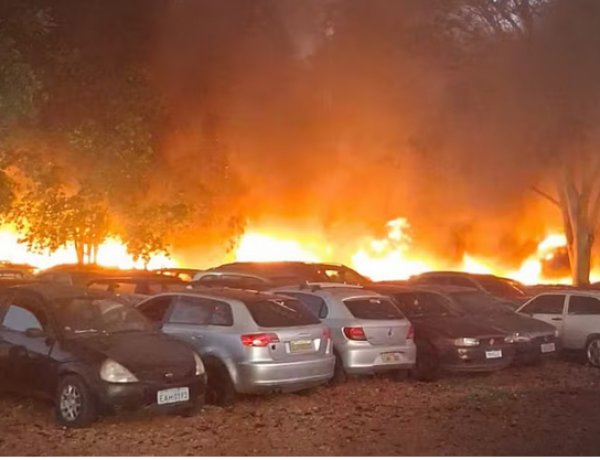 Mais um grande incendio na regiao: fogo atinge patio credenciado ao Detran em Jaboticabal